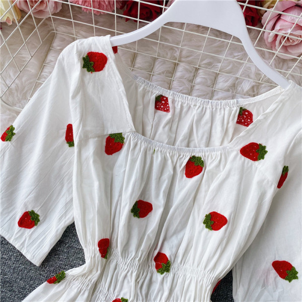 Bluză de damă croită cu mâneci scurte și broderie