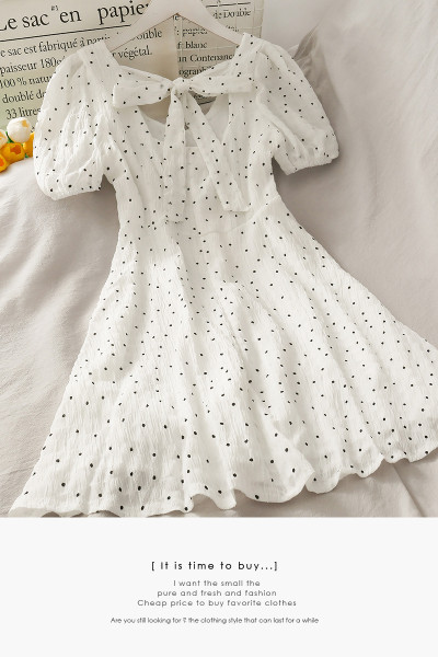 Sieviešu balta punktveida kleita ar lentīti