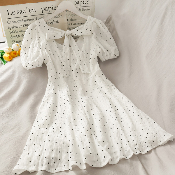 Sieviešu balta punktveida kleita ar lentīti