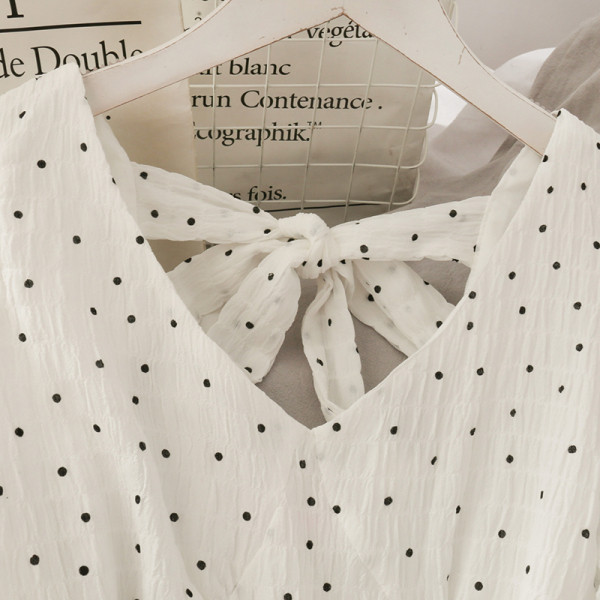 Sieviešu balta punktveida kleita ar lentīti