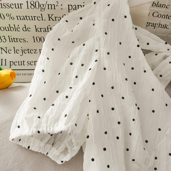 Sieviešu balta punktveida kleita ar lentīti