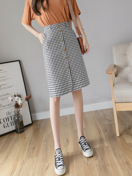 Fusta dama in carouri cu nasturi si lungime deasupra genunchiului