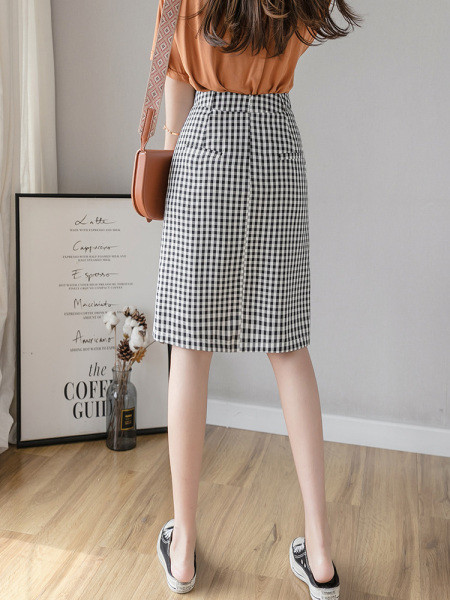 Fusta dama in carouri cu nasturi si lungime deasupra genunchiului