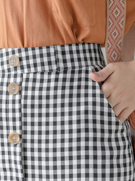 Fusta dama in carouri cu nasturi si lungime deasupra genunchiului