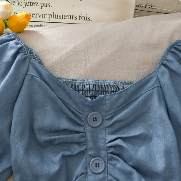 Bluză de damă retro cu decolteu și nasturi spitz