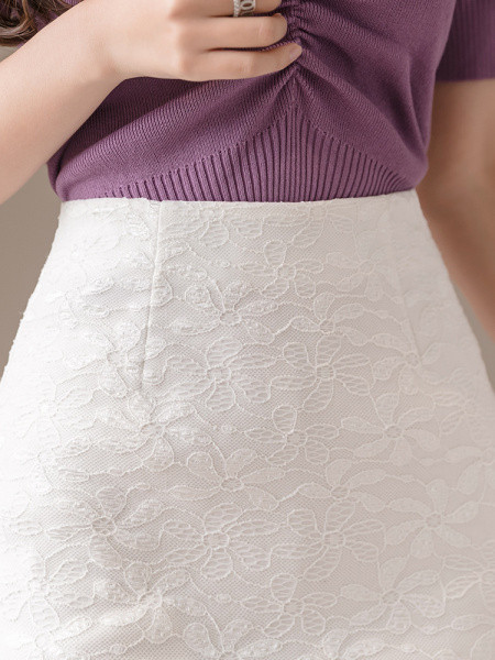 Fusta elegantă de damă cu talie înaltă și un element - dantelă