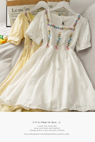 Rochie de dama croita cu broderie si maneci scurte