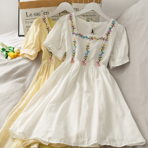 Rochie de dama croita cu broderie si maneci scurte