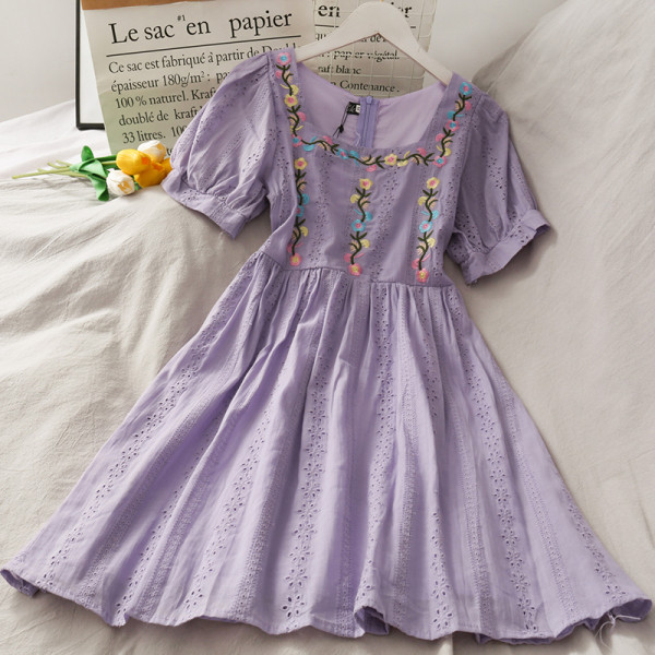 Rochie de dama croita cu broderie si maneci scurte