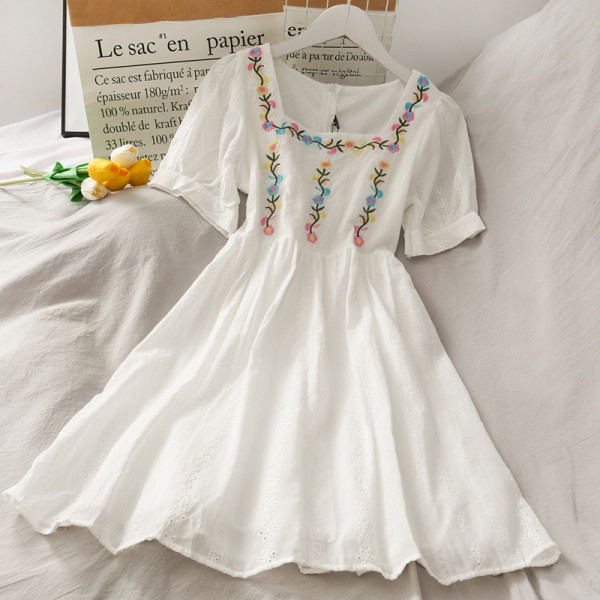 Rochie de dama croita cu broderie si maneci scurte