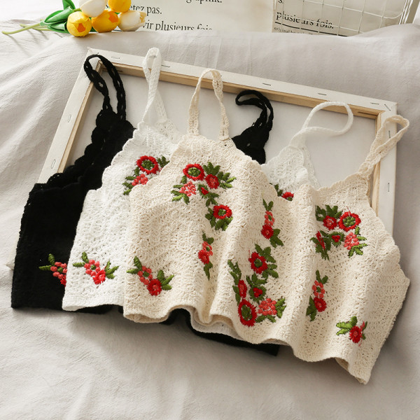 Top scurt tricotat cu broderie