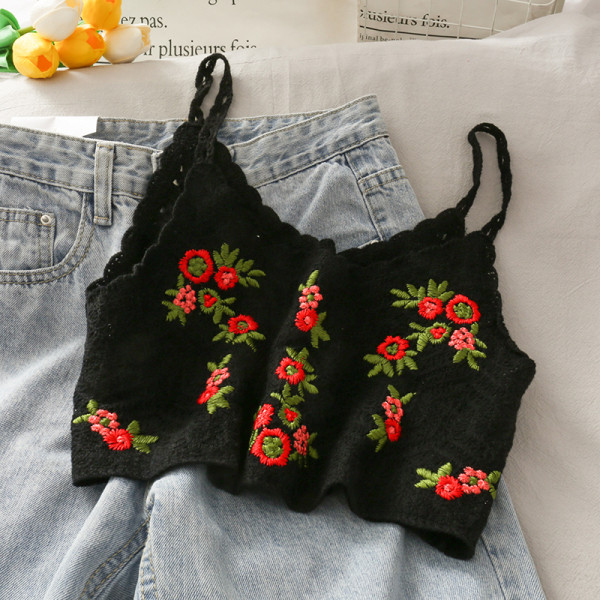 Top scurt tricotat cu broderie