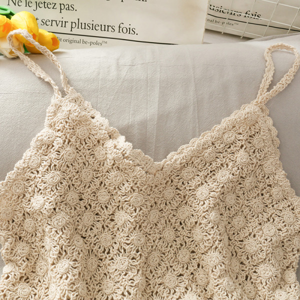 Izgriezts mežģīņu tops ar plānām lencēm