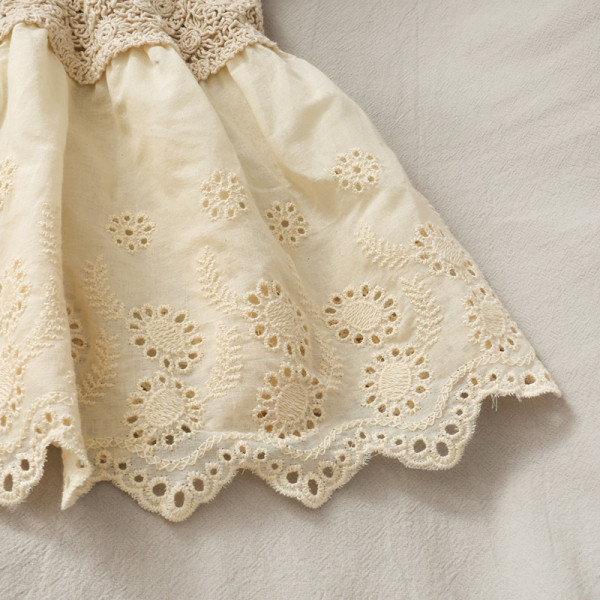 Izgriezts mežģīņu tops ar plānām lencēm