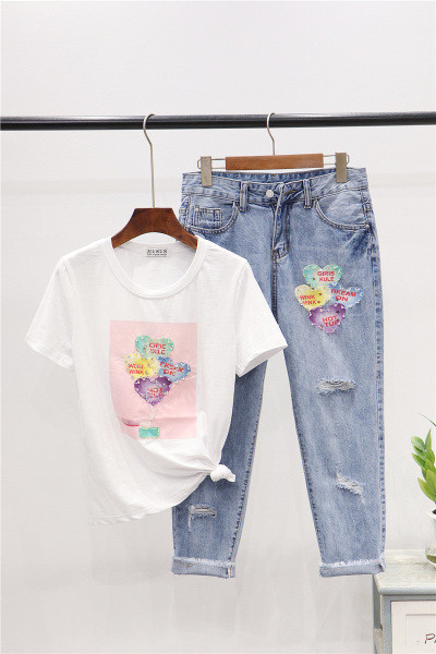 Set casual pentru femei, care include un tricou cu imprimeu și blugi