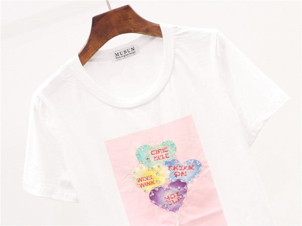 Set casual pentru femei, care include un tricou cu imprimeu și blugi