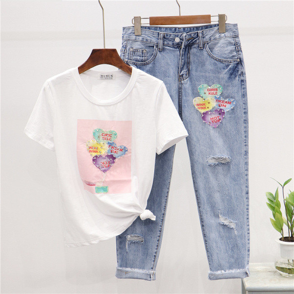 Set casual pentru femei, care include un tricou cu imprimeu și blugi