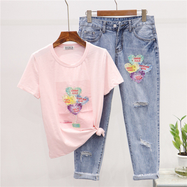 Set casual pentru femei, care include un tricou cu imprimeu și blugi