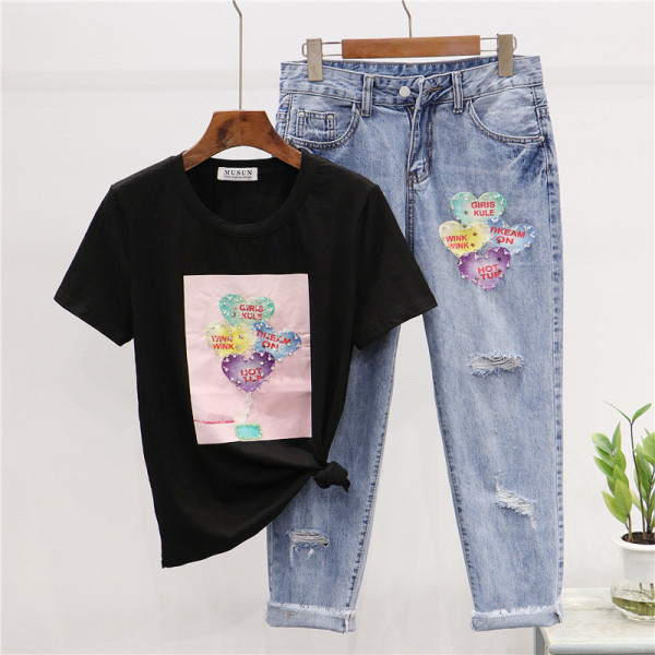 Set casual pentru femei, care include un tricou cu imprimeu și blugi