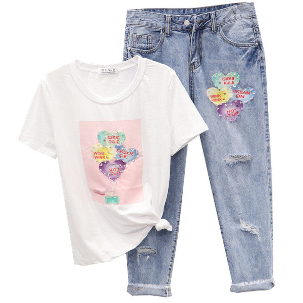 Set casual pentru femei, care include un tricou cu imprimeu și blugi