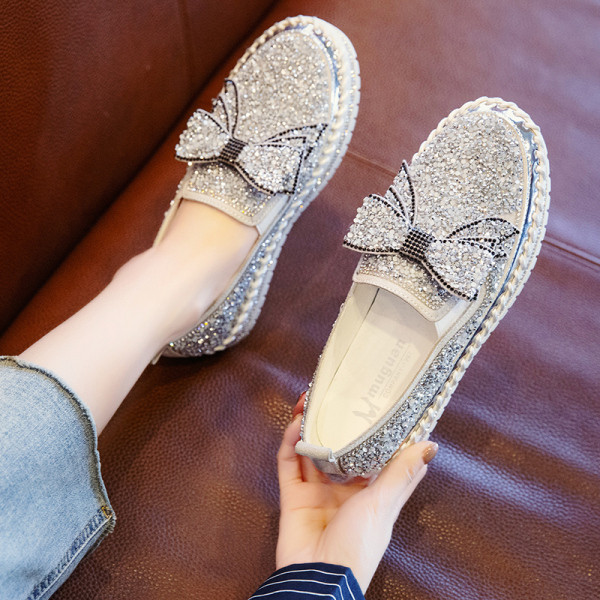 Mūsdienīgi sieviešu mokasīni ar akmentiņiem un lentīti