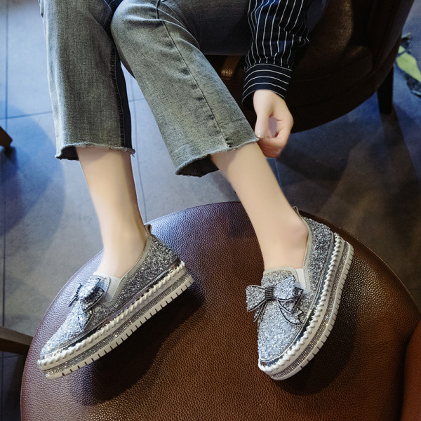 Mūsdienīgi sieviešu mokasīni ar akmentiņiem un lentīti