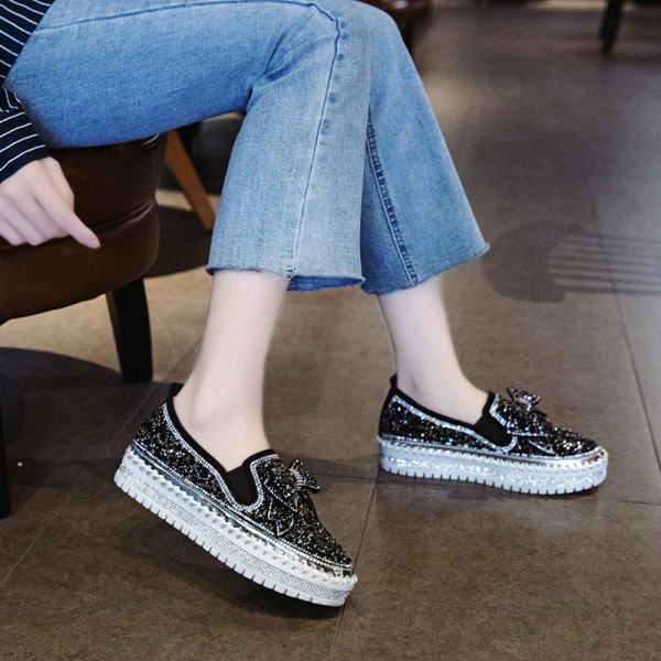 Mūsdienīgi sieviešu mokasīni ar akmentiņiem un lentīti