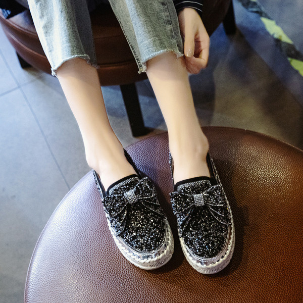 Mūsdienīgi sieviešu mokasīni ar akmentiņiem un lentīti