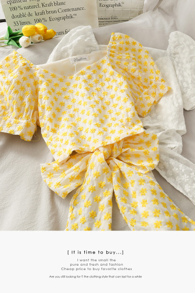 Sieviešu blūze ar saitēm un izšuvumiem