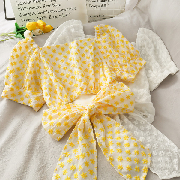 Sieviešu blūze ar saitēm un izšuvumiem