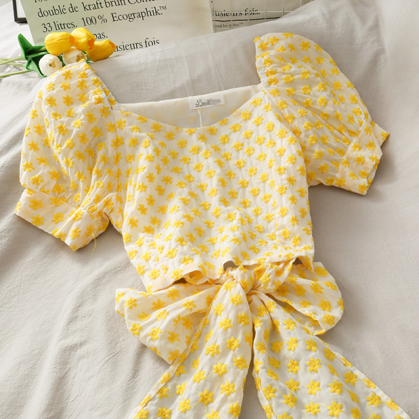 Sieviešu blūze ar saitēm un izšuvumiem