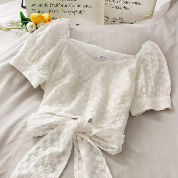 Sieviešu blūze ar saitēm un izšuvumiem