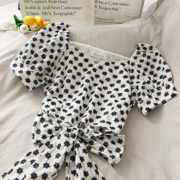 Sieviešu blūze ar saitēm un izšuvumiem