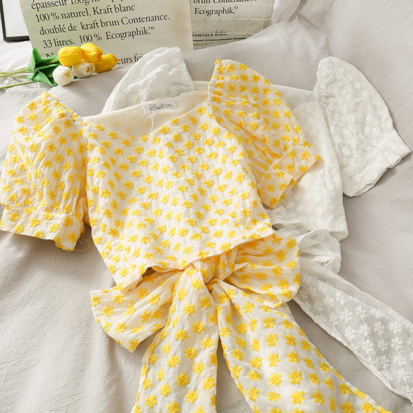 Sieviešu blūze ar saitēm un izšuvumiem