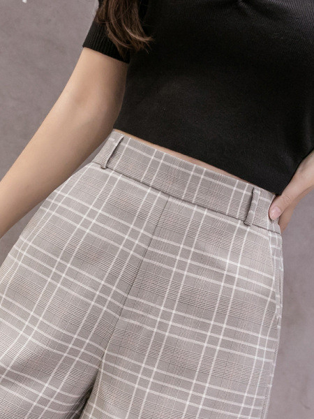 Pantaloni scurti de dama in carouri cu talie elastica