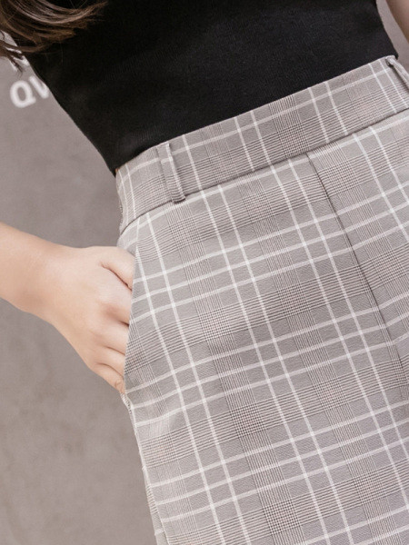 Pantaloni scurti de dama in carouri cu talie elastica