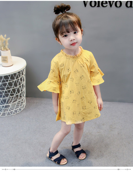 Moodne lootosevarrukate ja ümara kaelusega lastekleit