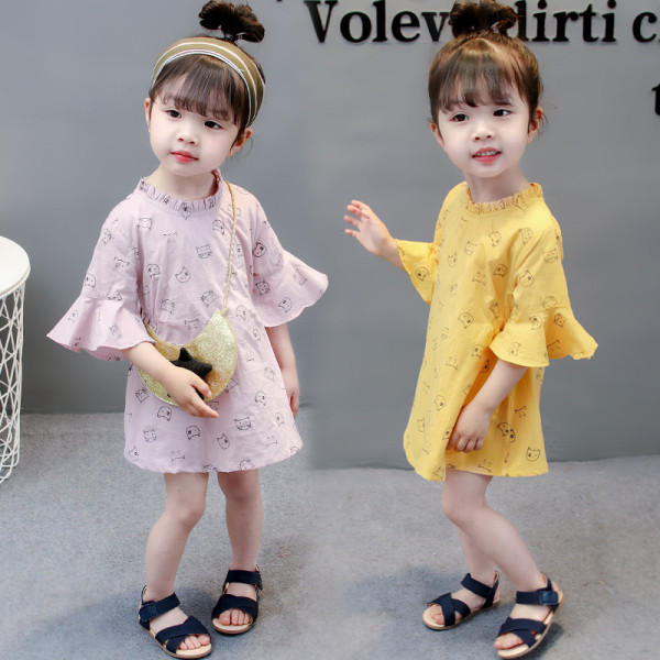 Moodne lootosevarrukate ja ümara kaelusega lastekleit