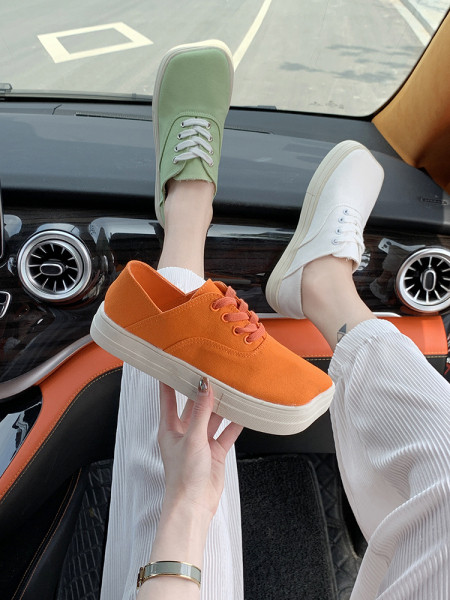 Jauns sieviešu kedu modelis ar plakanu zoli un šņorēm