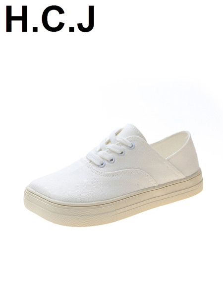 Jauns sieviešu kedu modelis ar plakanu zoli un šņorēm