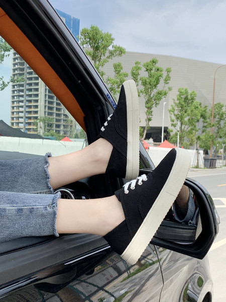 Jauns sieviešu kedu modelis ar plakanu zoli un šņorēm