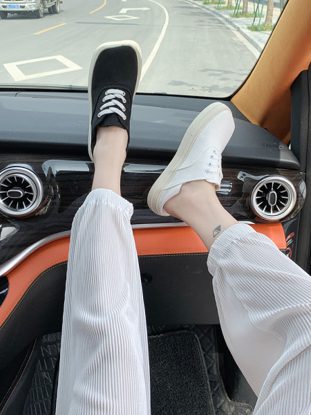 Jauns sieviešu kedu modelis ar plakanu zoli un šņorēm