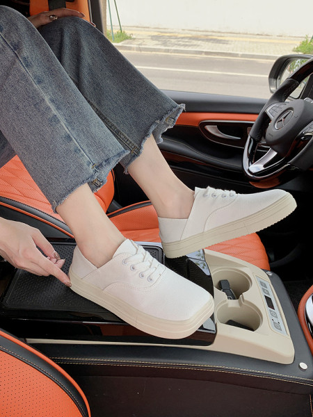 Jauns sieviešu kedu modelis ar plakanu zoli un šņorēm