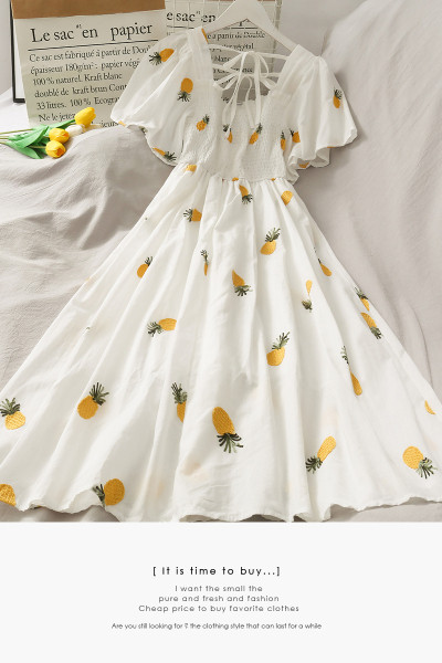 Väljalõigatud pikk naiste kleit lipsude ja tikanditega