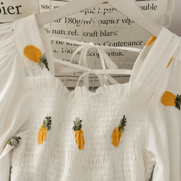 Väljalõigatud pikk naiste kleit lipsude ja tikanditega