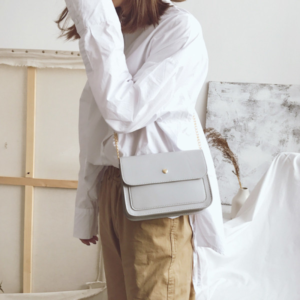 Moderna sieviešu soma no eko ādas ar garu roktura tipa ķēdīti