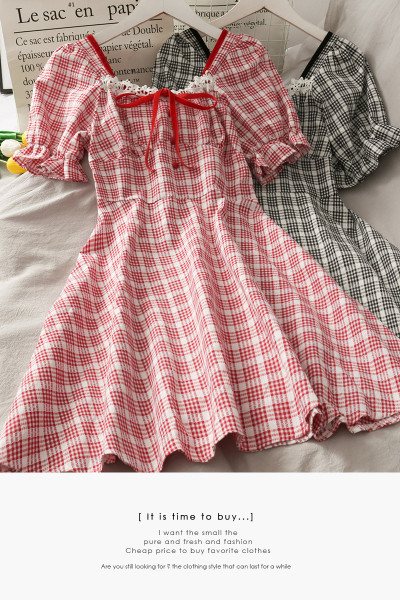 Rūtaina sieviešu kleita ar kvadrātveida kakla izgriezumu