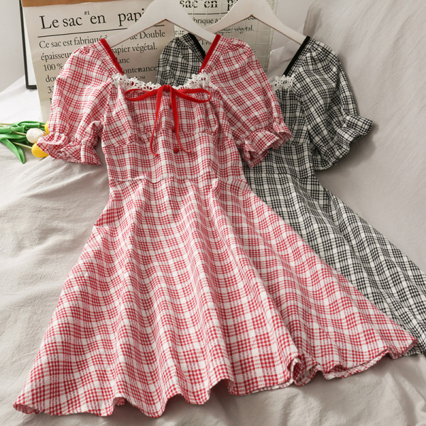 Rūtaina sieviešu kleita ar kvadrātveida kakla izgriezumu