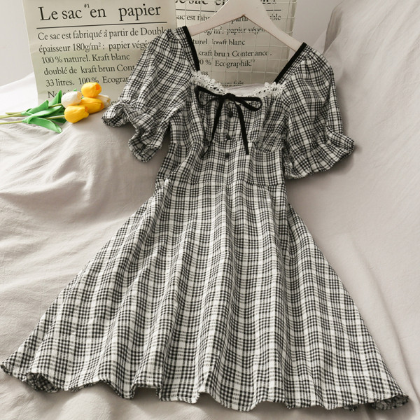 Rūtaina sieviešu kleita ar kvadrātveida kakla izgriezumu