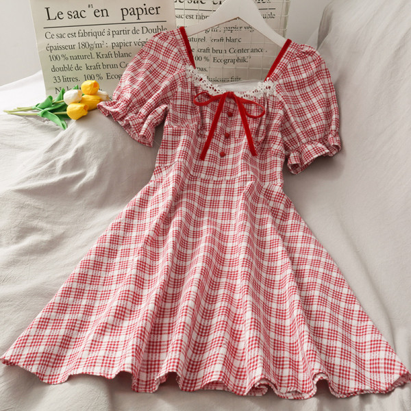 Rūtaina sieviešu kleita ar kvadrātveida kakla izgriezumu